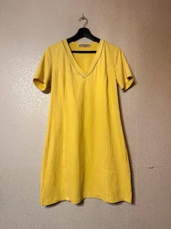 Robe jaune Charming Girl – décolleté en V – Taille M/L
