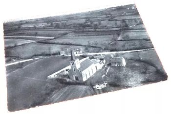 Carte postale ancienne Environs de Lacanche (Côte-d' Or) Vue aérienne de l' Eglise