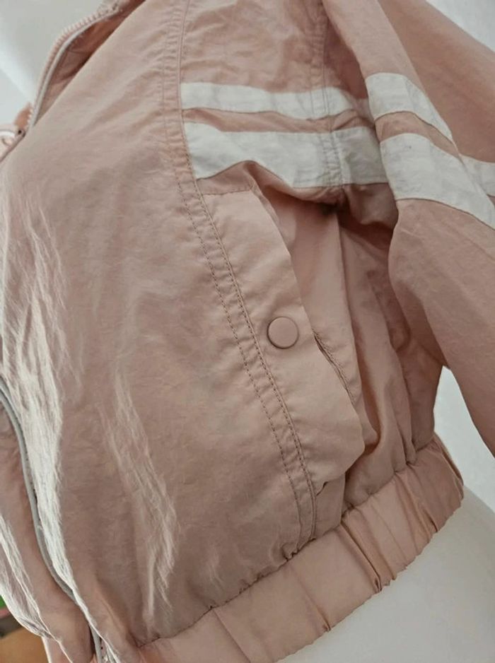 Veste imperméable, à capuche, manches
longues. Avec 2 poches.
Don't call me. Jennyfer.
Taille :XS - photo numéro 5