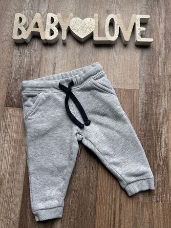 - Jogging Bout’chou     - 9 mois - bon état, tache 