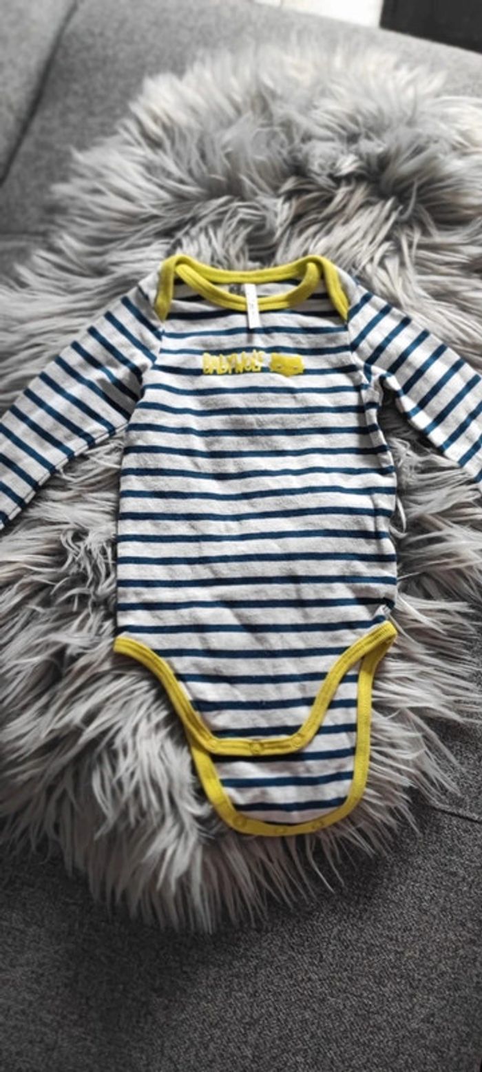 Lot 6 body en très bon état taille 3-6 mois - photo numéro 3
