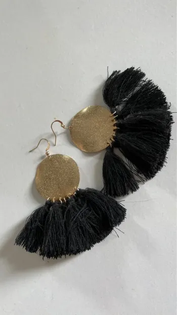 Paire de boucles d’oreilles or et noir