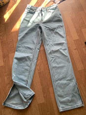 Jeans large fendu sur le bas