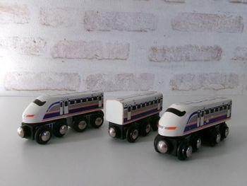 Train en bois avec 2 locomotives et un wagon