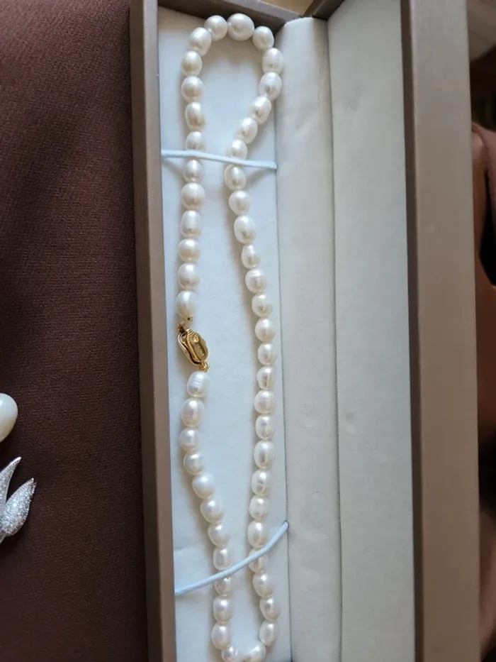 Collier en perles avec broche fleur argentée – Élégance intemporelle – Neuf en boîte - photo numéro 2