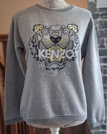 Pull gris brodé d'une tête de tigre noire et jaune