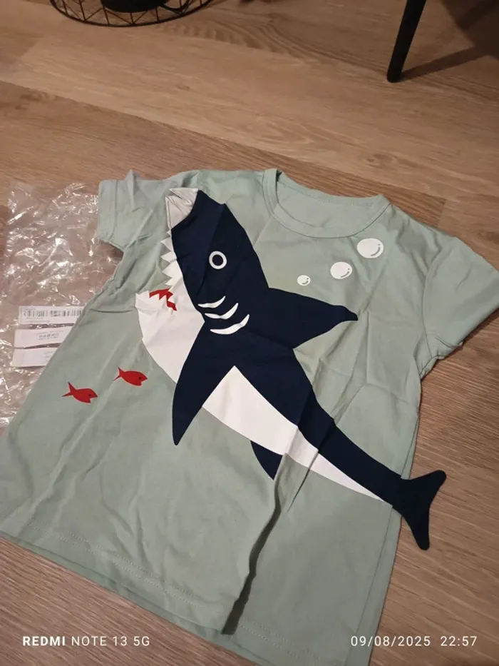 Magnifique tee shirt requin neuf taille 10 ans - photo numéro 2
