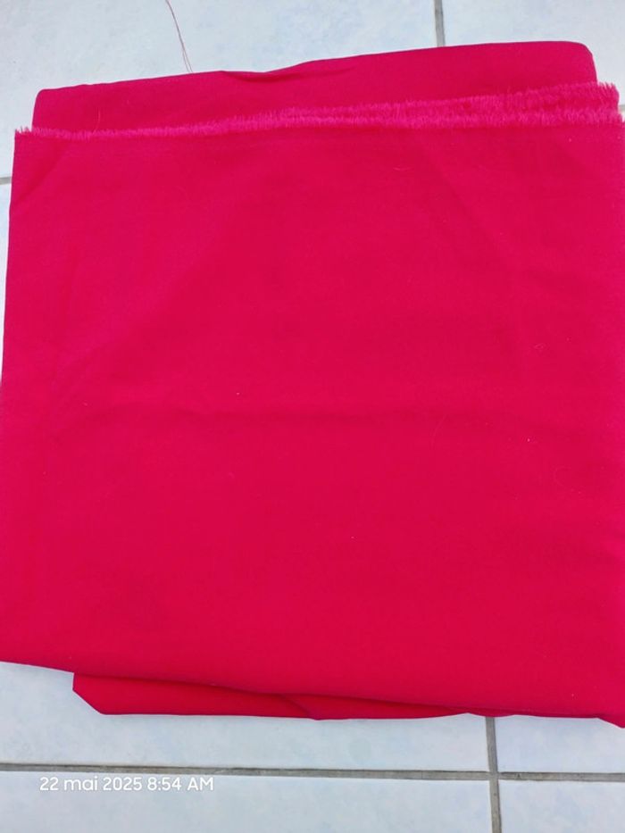 (Remise de 30 % sur le prix d'achat) - 2,80 m x 1.44 m - Tissu crêpe uni Suzy rouge – Mondial Tissus - photo numéro 6