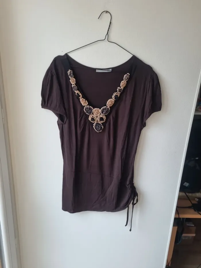 t shirt marron avec perles en bois ligne a suivre