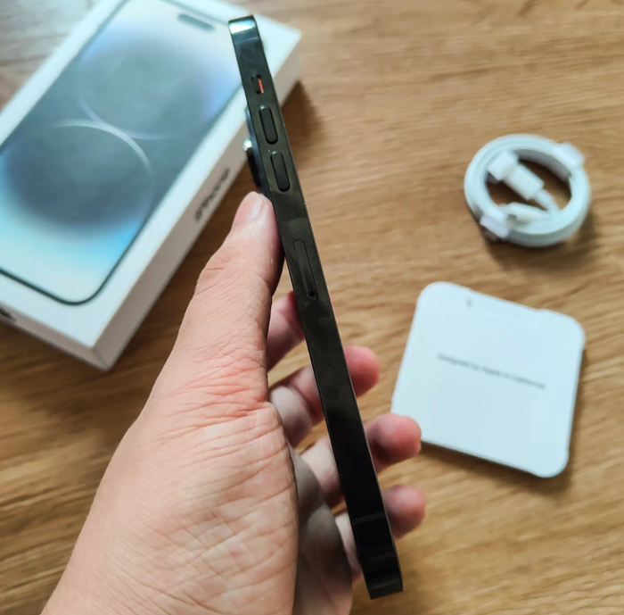 Une iphone quatorze pro max - photo numéro 3