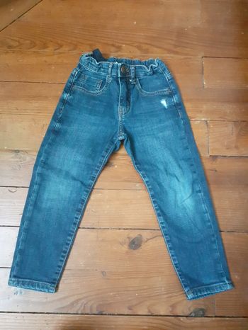 Jean bleu avec effet usé au niveau de la poche