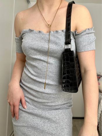 Robe grise épaules dénudées