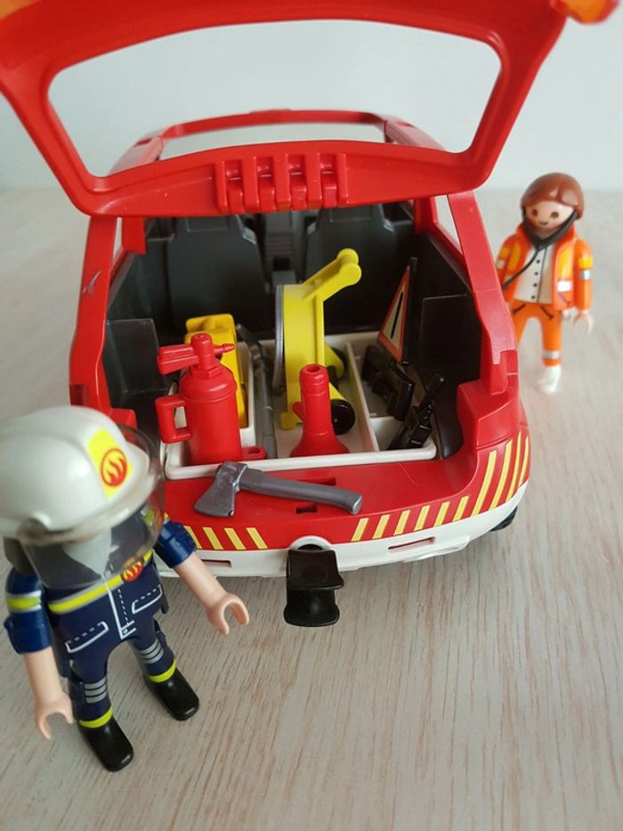 Pompiers, voiture d'intervention et secouriste Playmobil city action - photo numéro 17