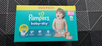 Couches Pampers taille 4