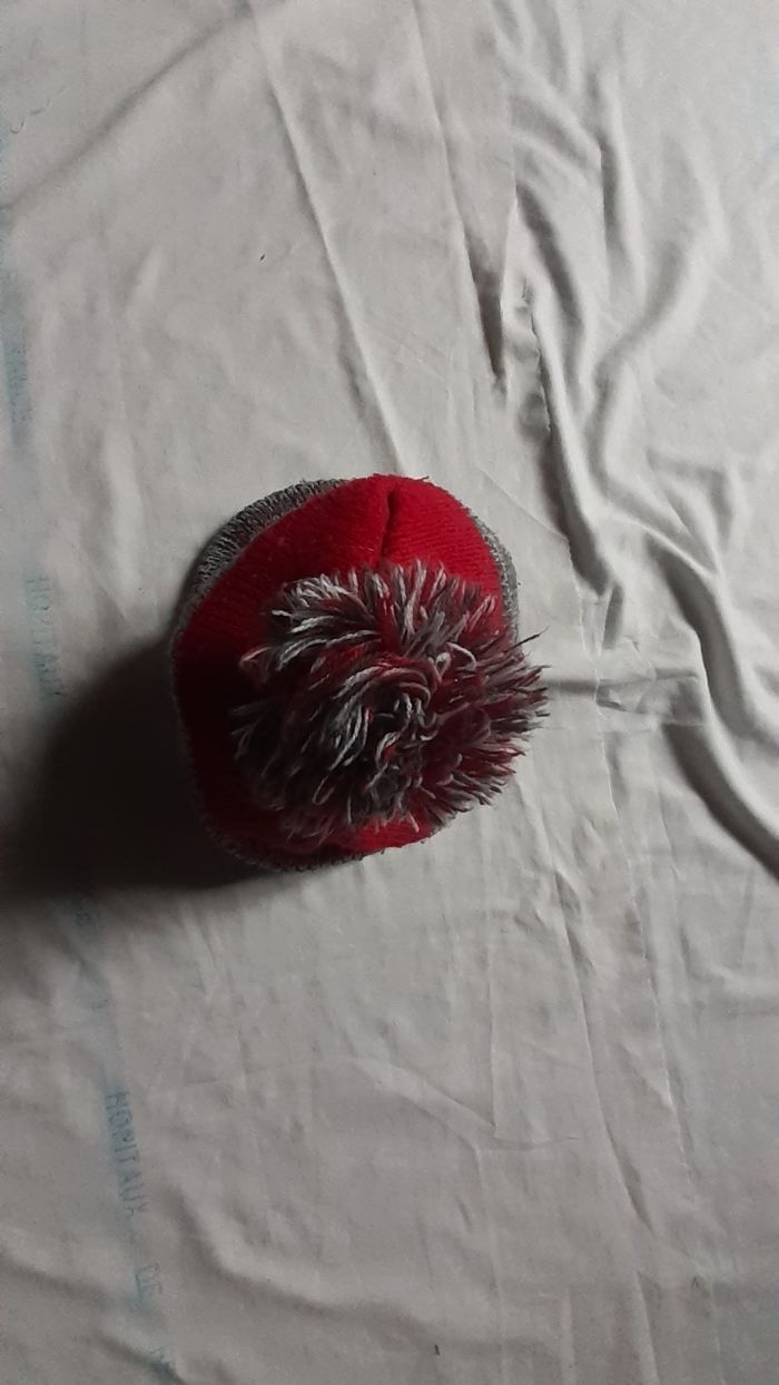 Bonnet polaire gris chiné et rouge à pompon - photo numéro 3