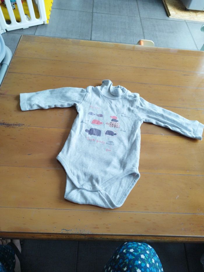 Body col roulé gris claire fille 12 mois très bon état