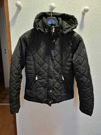 Beau blouson matelassé femme Kaporal S noir capuche amovible très bon état
