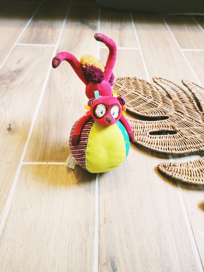 🎪Culbuto /Balle d'éveil hochet Georges le Lemurien en tissu/peluche marque Lilliputiens