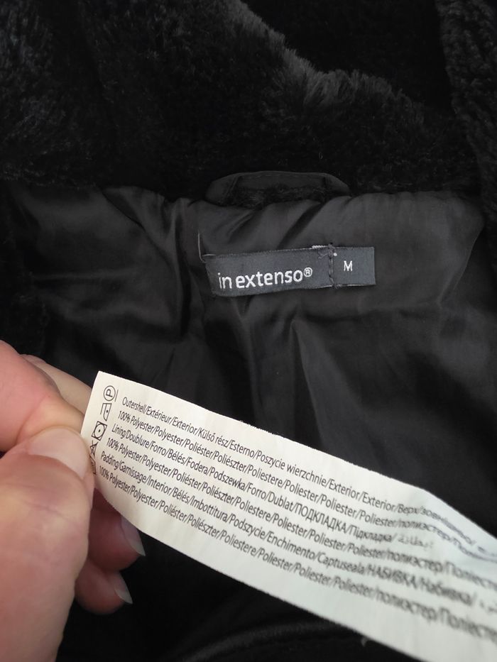 Doudoune, noir a zip doré , 2 poches devant, col moumoute, en très bon état, en polyester, largeur d'épaule 41cm, largeur sous bras 52cm, longueur 60cm, marque In Extenso =8€ - photo numéro 8