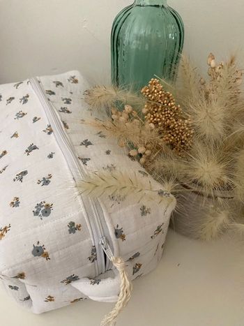 Trousse de maquillage matelassée en gaze de coton blanche et petites fleurs bleues 