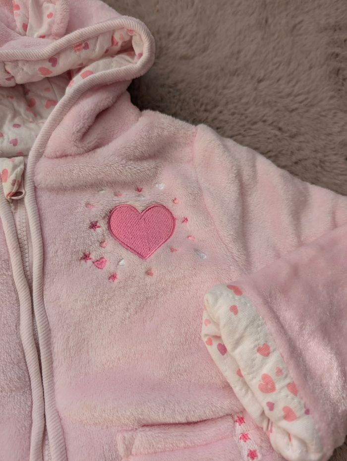 Veste polaire rose Primark Baby 9–12 mois – capuche oreilles – bon état - photo numéro 3