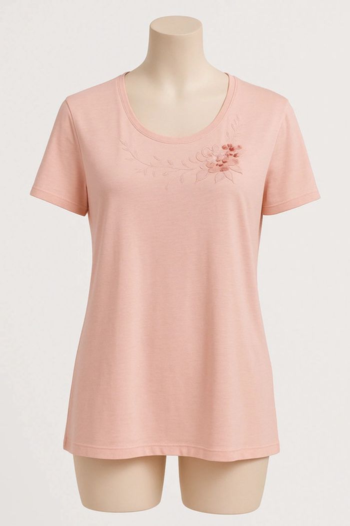 Haut rose pâle avec broderie florale