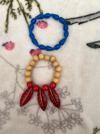 Lot de deux bracelets pour enfant.