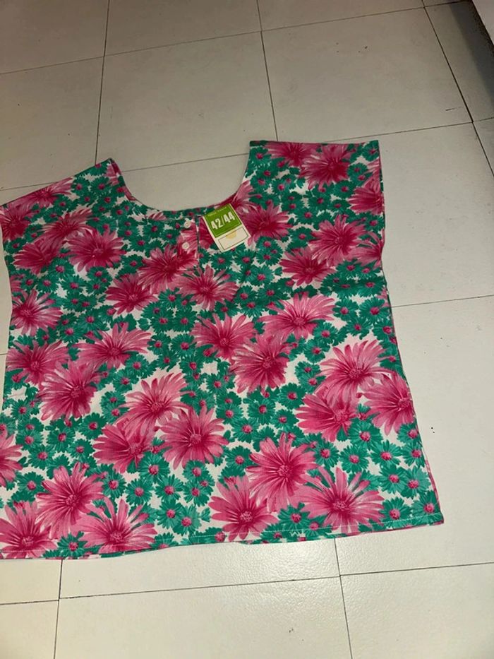 Top à fleur neuf T42/44 - photo numéro 2