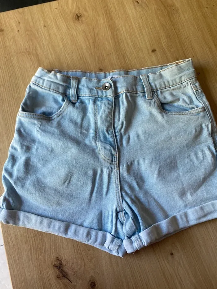 Short fille
