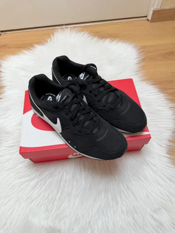 Nike Venture Runner – Taille 44.5 – noir/blanc – Neuf avec étiquette - photo numéro 10
