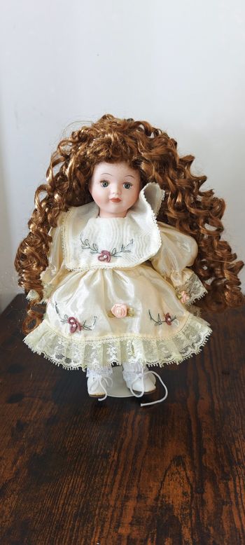 Poupée porcelaine