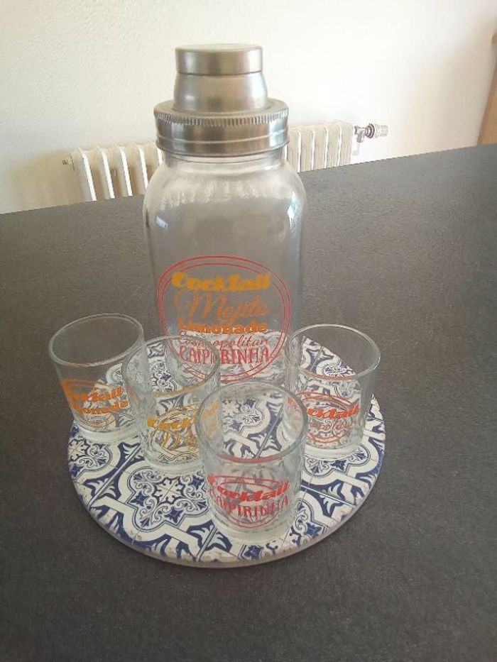 Checker pour cocktail plus 4 petits verres