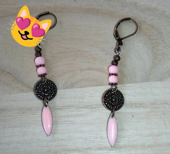 boucles d'oreilles pendantes rose
