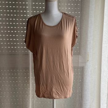 T-shirt long beige avec détails aux épaules