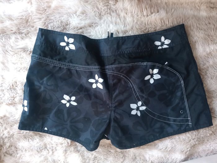 Short court noir à fleurs T42 - Tribord - photo numéro 5
