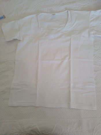 tee shirt blanc dentelle fleurs