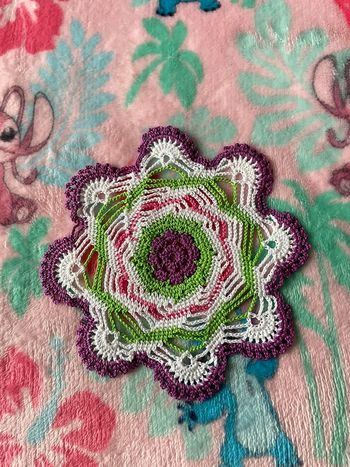 Napperon violet, blanc, vert et rose