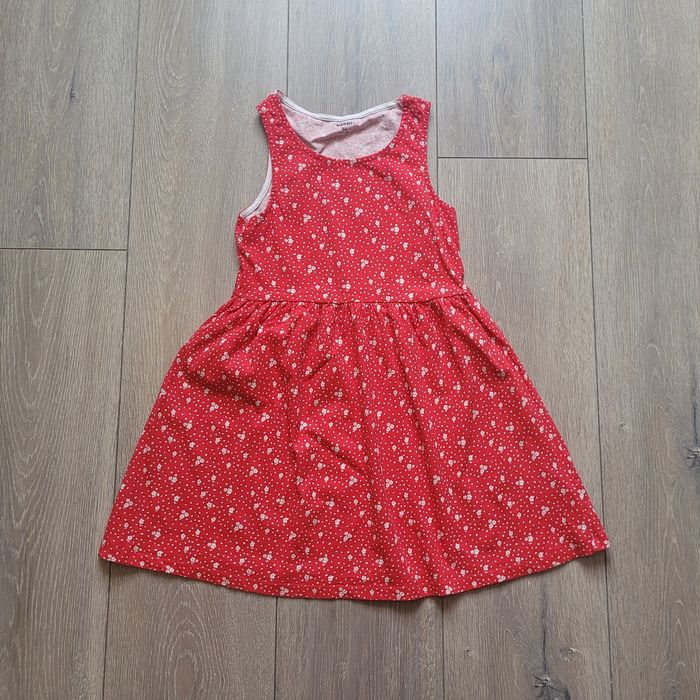 Très jolie robe rouge à fleur blanche. Fille 8 ans. Marque Kiabi