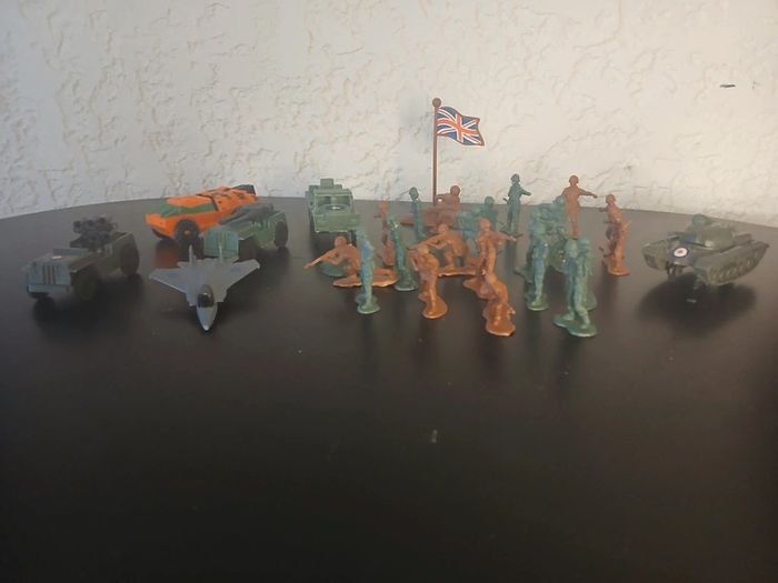 Lot véhicules et petits soldats