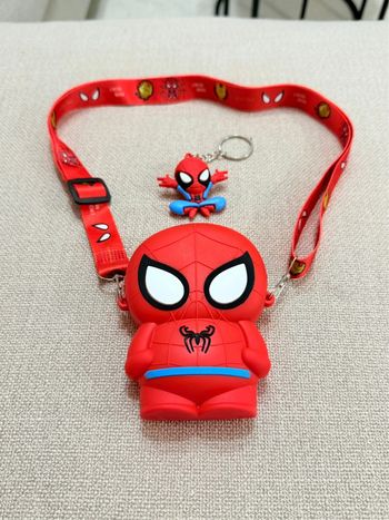 Pochette Spider-Man rouge avec lanière et porte-clés