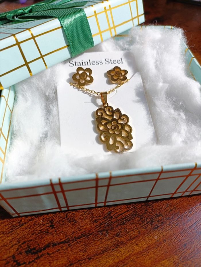 Ensemble de bijoux fleurs doré avec boîte - photo numéro 5