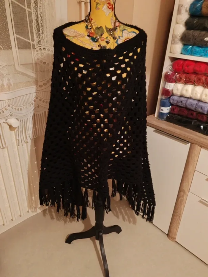 Poncho chaud fait main comme neuf noir TU qualité - photo numéro 5