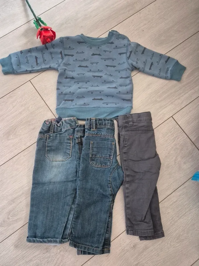 Lot de 3 pantalons et un sweat 12 mois