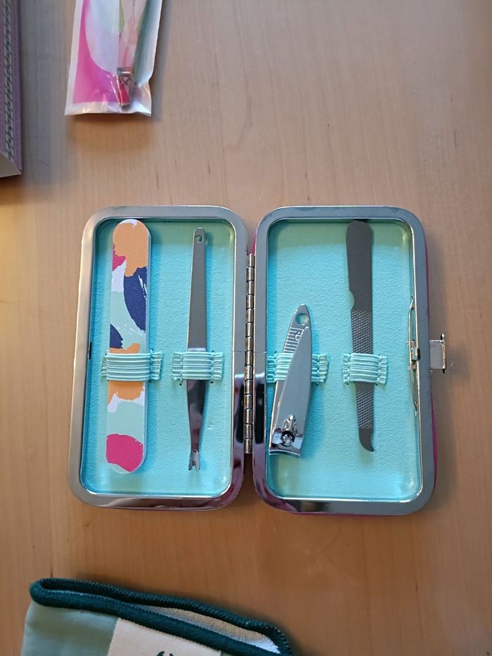 LOT DE DIFFERENTS ACCESSOIRES BEAUTE FEMME MY LITTLE BOX - photo numéro 4