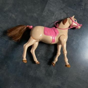 Cheval très élégant qui marche Barbie Mattel