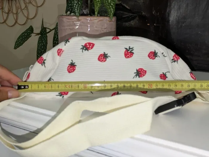 Banane en velours côtelé – motif fraises – stylée & pratique - photo numéro 5