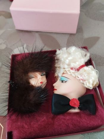 Deux broches femmes