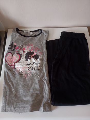 Pyjama 2 pièces. 8 ans. Noir et gris chiné. Motif devant. État neuf