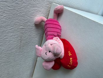 peluche porcinet avec coeur