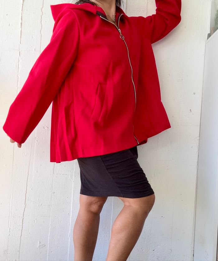 Veste manteau plissée au dos de couleur rouge. - photo numéro 6